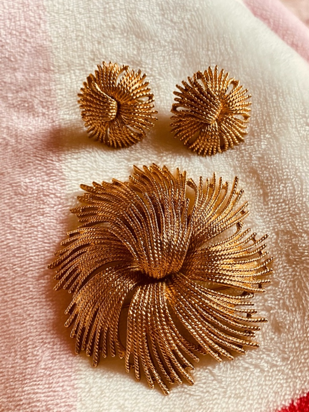 Monet Cordelia Vintage Broach Pendant Earrings Set Gold Tone Sunburst Flower